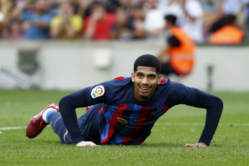 Barcelona's Ronald Araujo reacts after falling to the ground during a Spanish La Liga soccer match between FC Barcelona and Elche CF at Camp Nou stadium in Barcelona, Spain, Saturday, Sept. 17, 2022. (AP Photo/Joan Monfort)