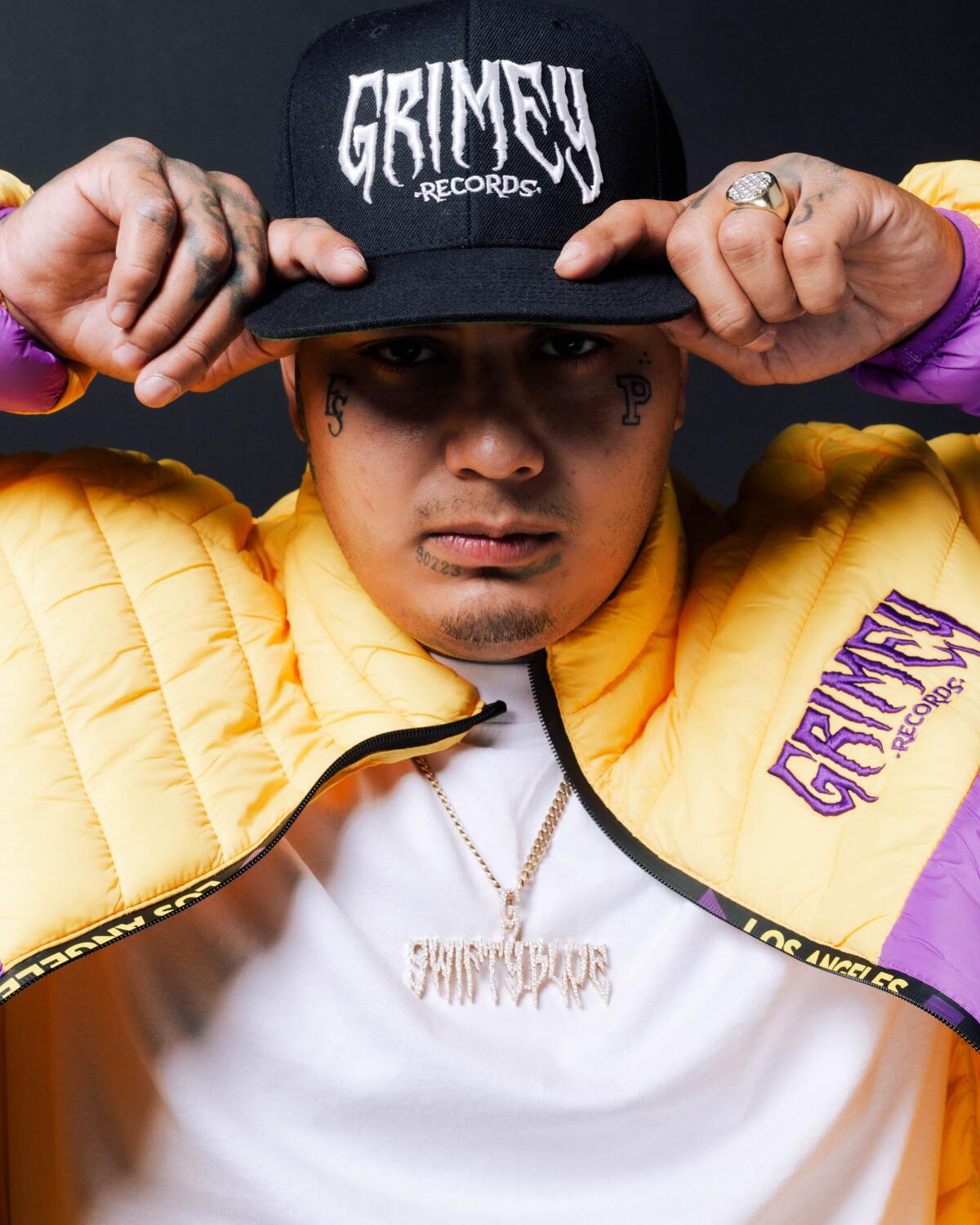 Swifty Blue hace el crossover al revés con su fusión de hip-hop, rap y ...