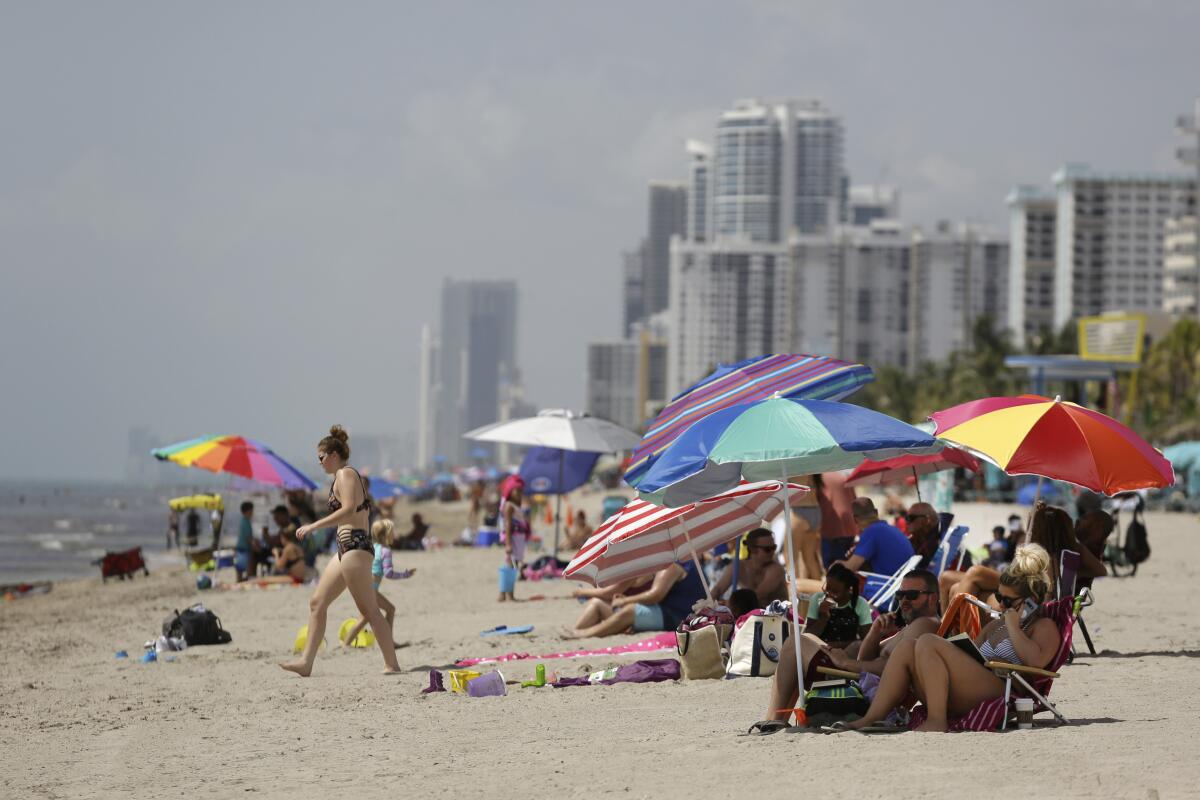 ARCHIVO - Varias personas en la playa Hollywood de Florida, el 2 de julio de 2020. 