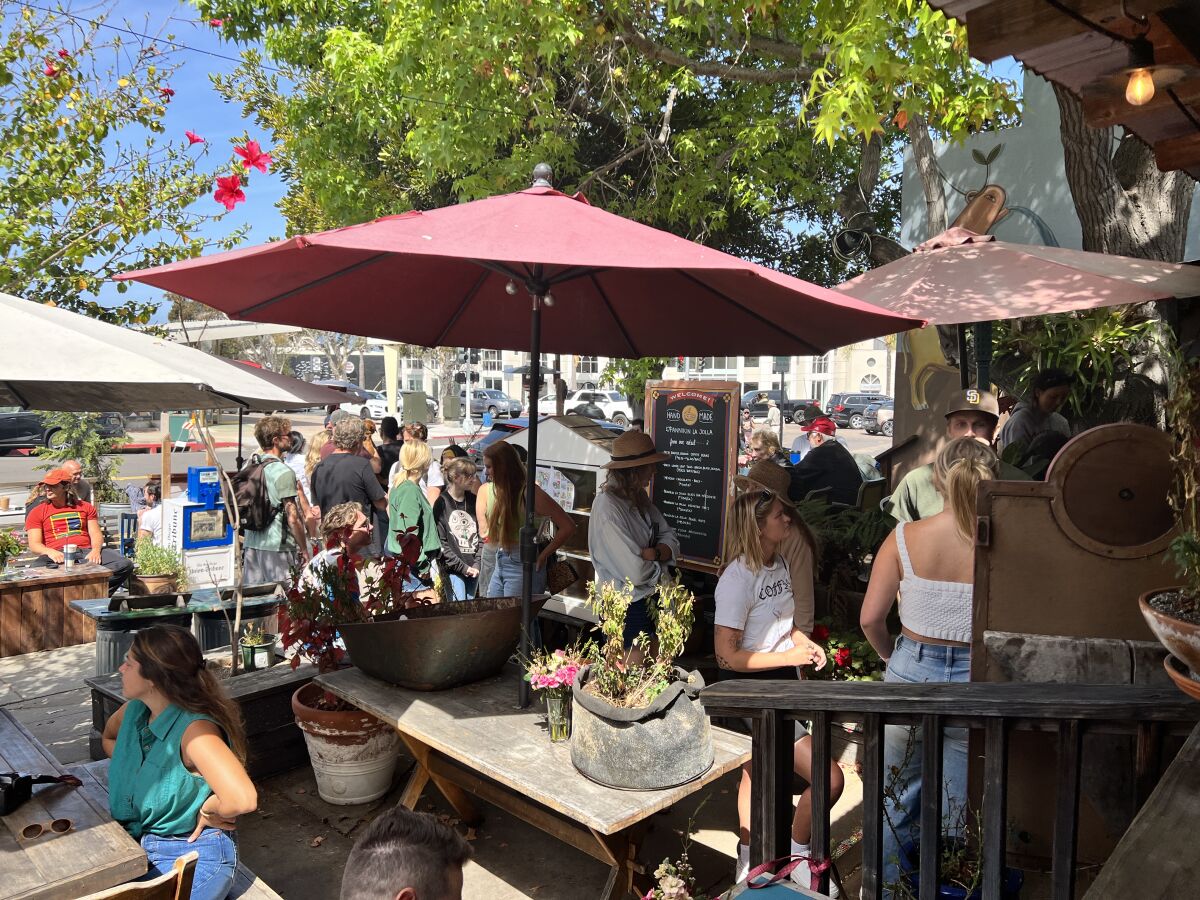 Crowds go to Pannikin La Jolla as the cafe nears its final day of operation.