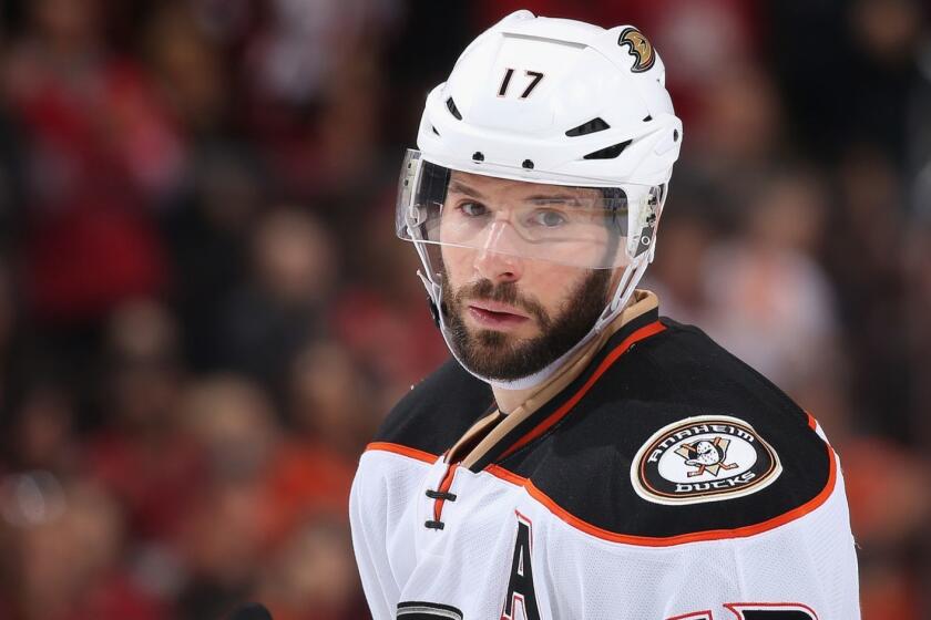 GLENDALE, AZ - JANUARY 14: Ryan Kesler #17 of the Anaheim Ducks during the NHL game against the Arizona Coyotes at Gila River Arena on January 14, 2017 in Glendale, Arizona. The Ducks defeated the Coyotes 3-0. (Photo by Christian Petersen/Getty Images) ** OUTS - ELSENT, FPG, CM - OUTS * NM, PH, VA if sourced by CT, LA or MoD **