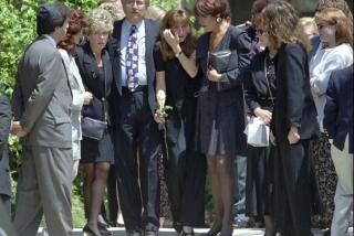 ARCHIVOS - Fred Goldman (centro izquierda), aparece junto a su esposa Patti (izquierda) y su hija Kim (centro), al salir del Valley Oaks Memorial Park en Westlake Village, California, el jueves 16 de junio de 1994, tras el funeral de su hijo Rnald Goldman (AP Foto/Kevork Djansezian, archivo)