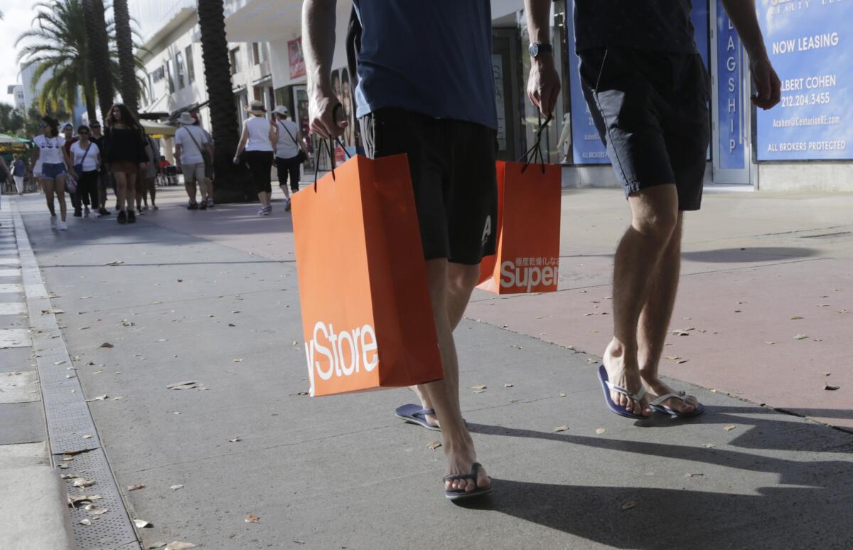 En esta fotografía, consumidores caminan por el Lincoln Road Mall, una zona peatonal con tiendas y restaurantes en Miami Beach, Florida. El Departamento de Trabajo informó que los precios al consumidor se mantuvieron inalterados en enero. (Foto AP/Lynne Sladky)
