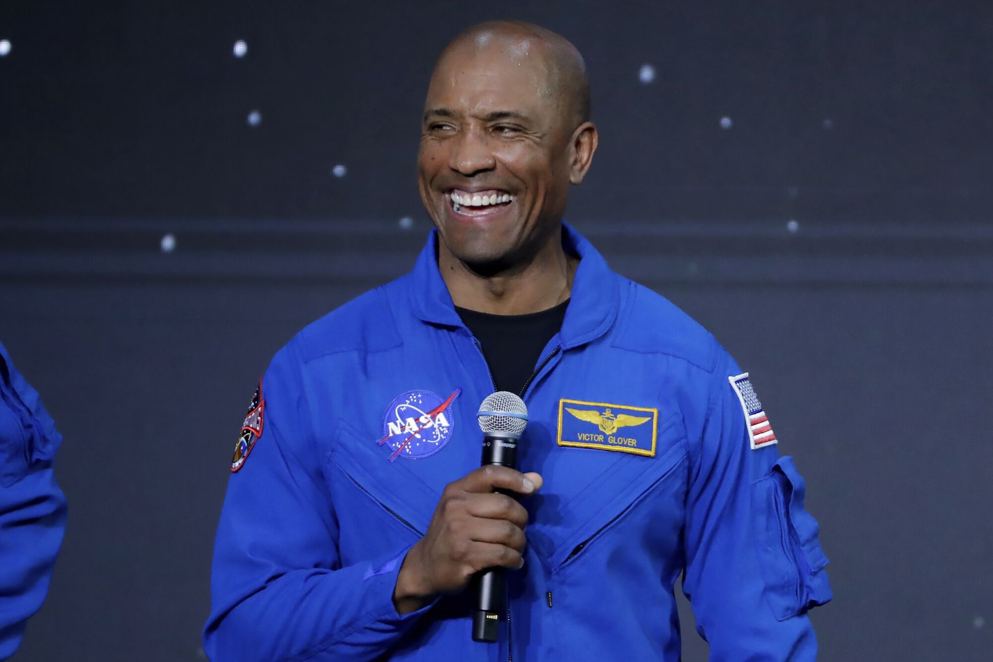 Victor Glover Jr.  parlant après avoir été annoncé comme pilote de mission pour le programme lunaire Artemis II. 