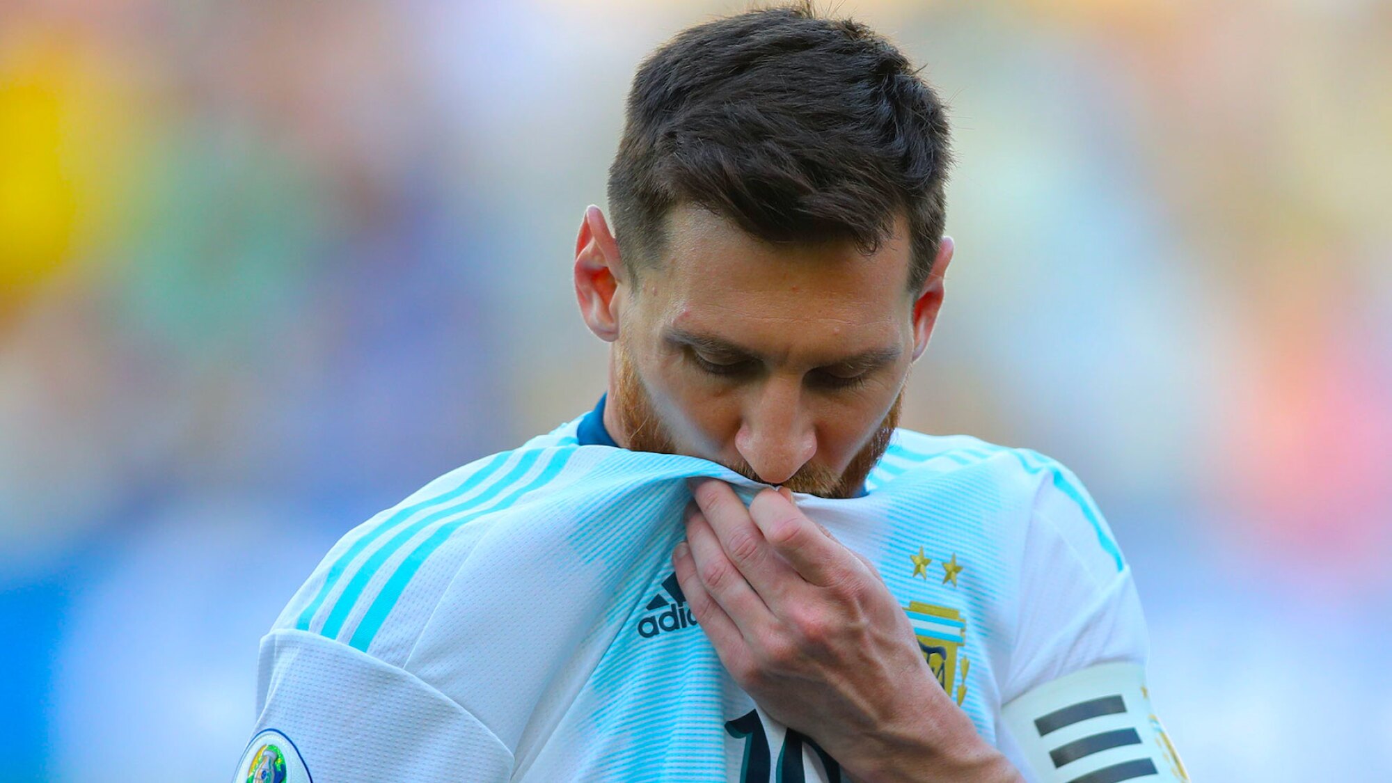 Lionel Messi besa ela camiseta de la selección argentina.