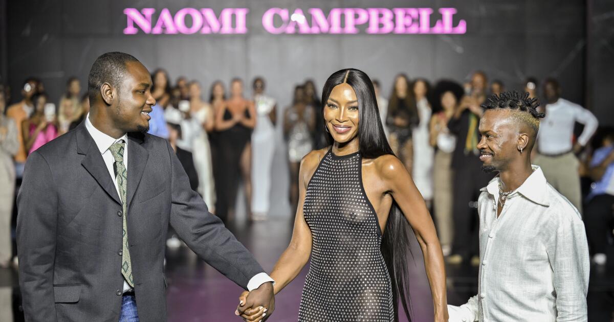 Naomi Campbell models her designs at New York Fashion Week - Los