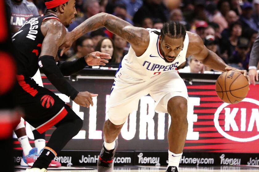LOS ANGELES, CALIF. - NOV. 11, 2019. Clippers forward Kawhi Leonard drives to basket against Raptors forwartd Rondae Hollis-Jefferson in thhe first quarter at Staples Center in Los Angeles on Monday night, Nov. 11, 2019. (Luis Sinco/Los Angeles Times)