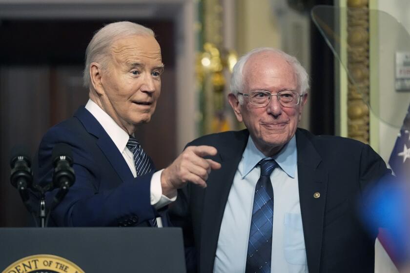 El presidente Joe Biden y el senador Bernie Sanders en el evento para hablar de los menores costos de los medicamentos, en la Casa Blanca en Washington, el 3 de abril de 2024. (Foto AP /Mark Schiefelbein)
