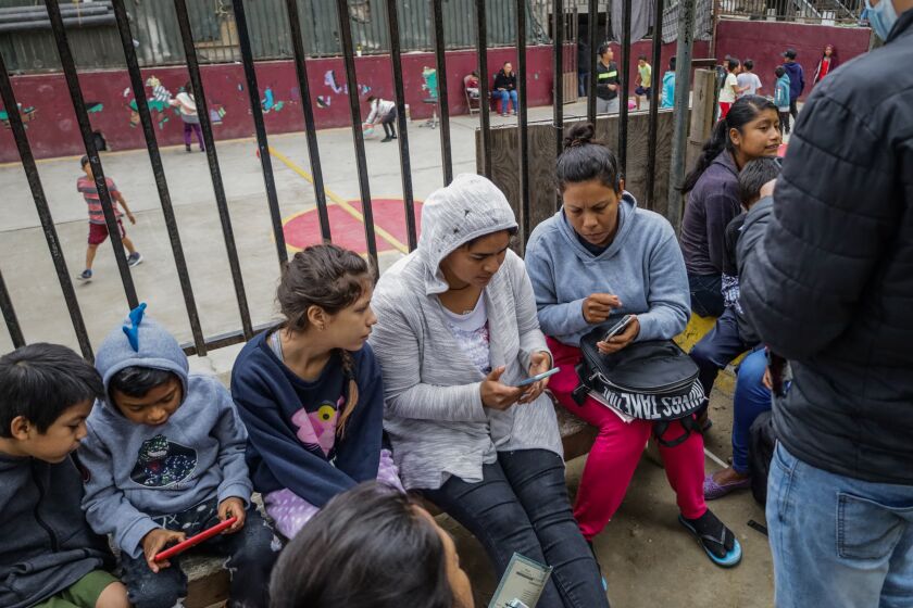 Migrantes acaparan albergues en Tijuana tras una semana del término del Título 42