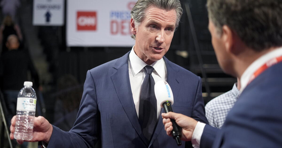 Newsom, Biden'ı övdü ve onun yerine başkasının geçmesine ilişkin tartışma sonrası soruları yanıtsız bıraktı