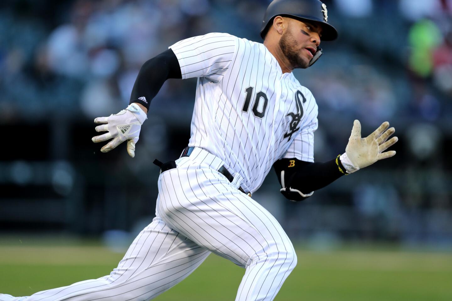 White Sox second baseman Yoan Moncada (10) sprints around first base en route to a double in the seventh inning against the Mariners at Guaranteed Rate Field on Tuesday, April 24, 2018.