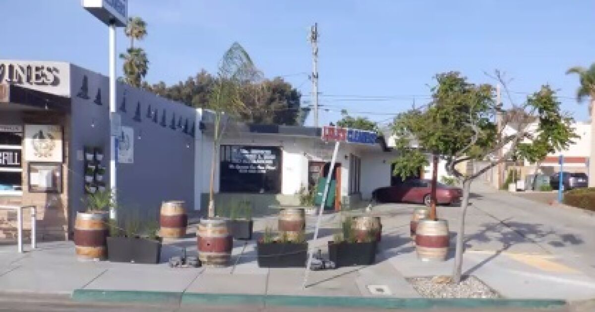 Bird Rock Council está escuchando los planes de expansión exterior de la sala, así como un proyecto de casa de 13 unidades. Bird Rock Council está escuchando los planes de expansión exterior de la sala, así como un proyecto de casa de 13 unidades.