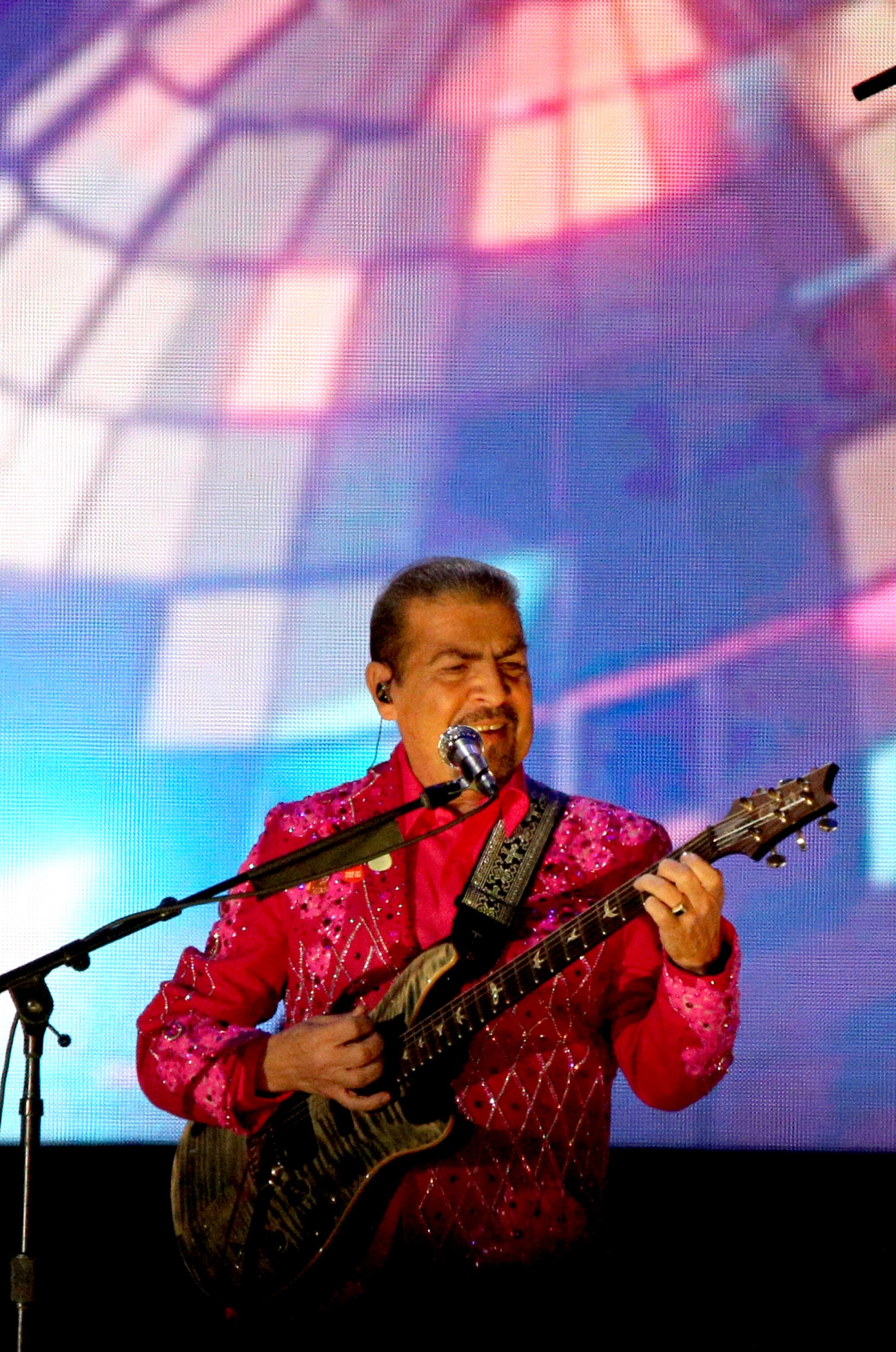 Joel Solís puso a vibrar su guitarra en el escenario del Memorial Coliseum.