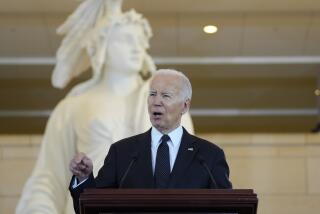 El presidente Joe Biden habla en la ceremonia anual de los Días del Recuerdo del Museo Conmemorativo del Holocausto de Estados Unidos en el Capitolio, el martes 7 de mayo de 2024 en Washington. (AP Foto/Evan Vucci)