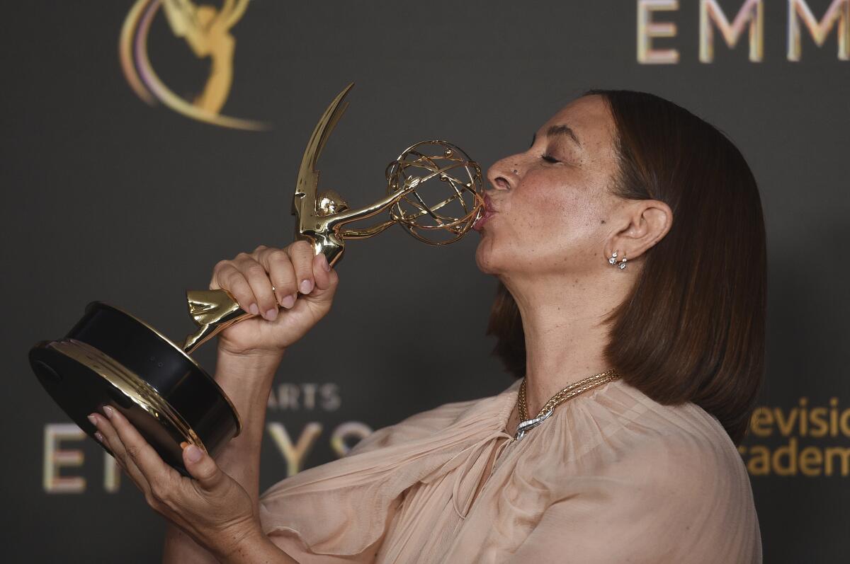 Maya Rudolph besa su trofeo por su destacada interpretación de voz en off de un