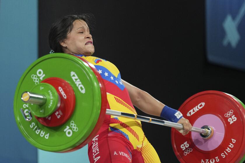 La venezolana Anyelin Venegas compite en la categoría de 59 kg. de la halterofilia en los Juegos Olímpicos, el jueves 8 de agosto de 2024, en París. (AP Foto/Kin Cheung)