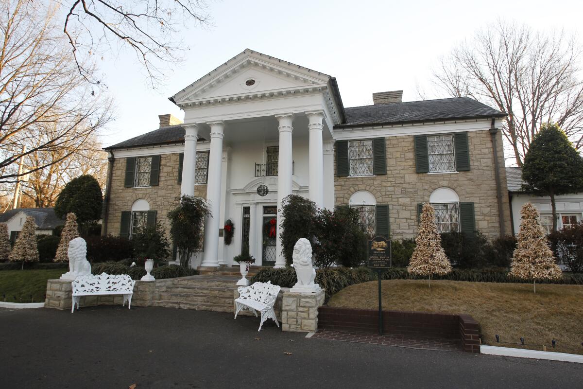 ARCHIVO - Graceland, la casa de Elvis Presley, el 7 de enero de 2011, en Memphis, 