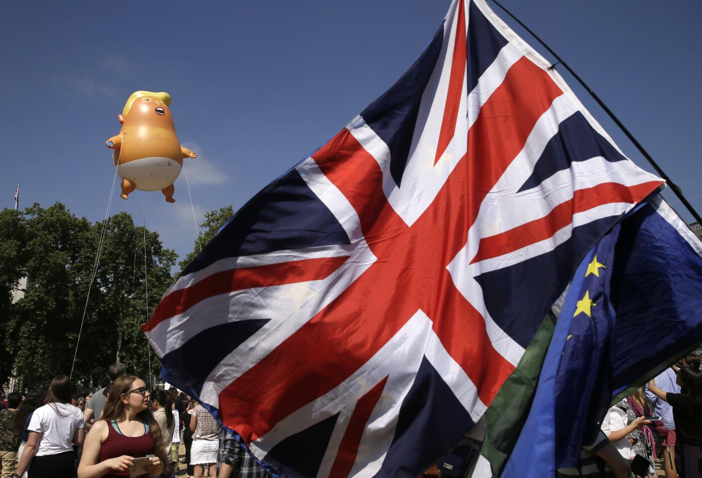 ct-protesters-greet-donald-trump-in-london-201-001