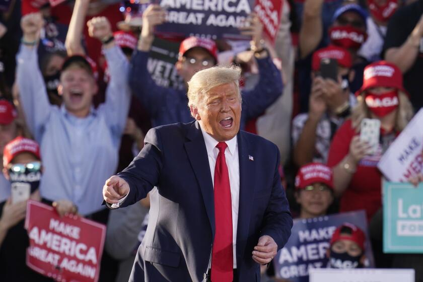 El presidente Donald Trump alienta a la multitud después de hablar en un mitin de campaña el lunes 19 de octubre de 2020 en Tucson, Arizona. (AP Foto/Ross D. Franklin)