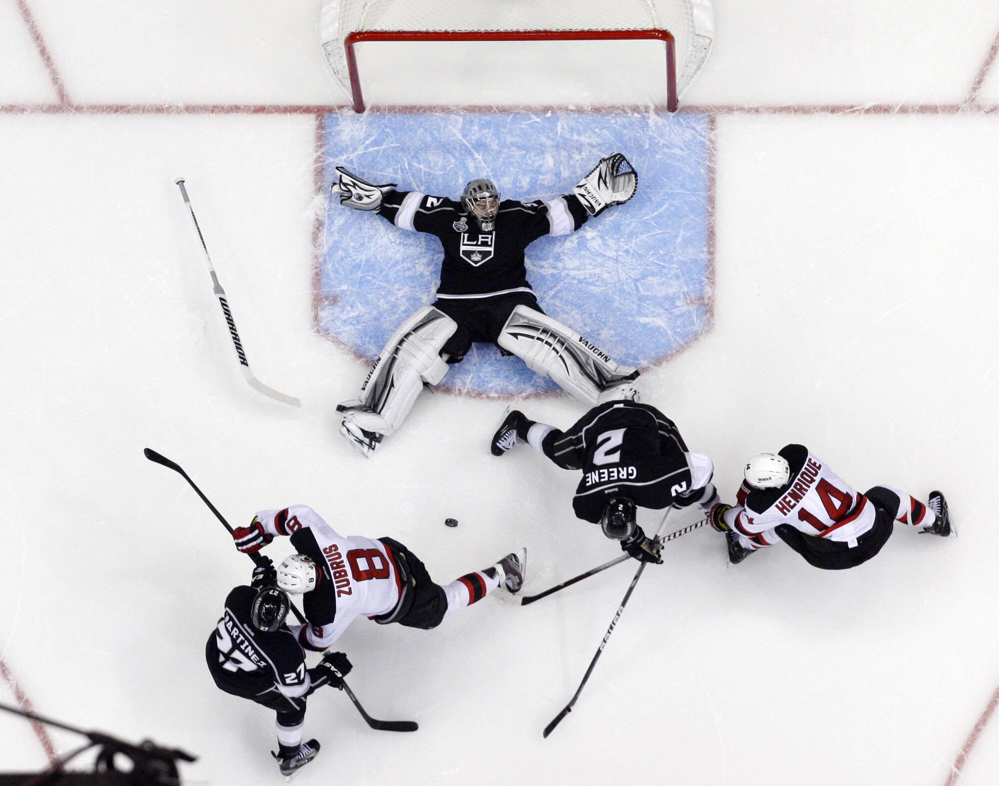 2014 Stanley Cup finals -- Los Angeles Kings get comfortable in
