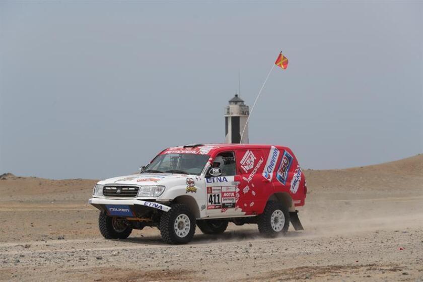 La peruana Fernanda Kanno y su copiloto Alonso Carrillo compiten durante la segunda etapa del Rally Dakar 2019 entre Pisco y San Juan de Marcona (Perú). EFE