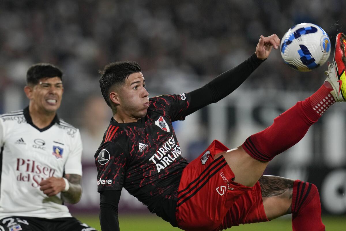 Enzo Fernández de River Plate remata el balón en el partido contra Colo Colo de Chile 