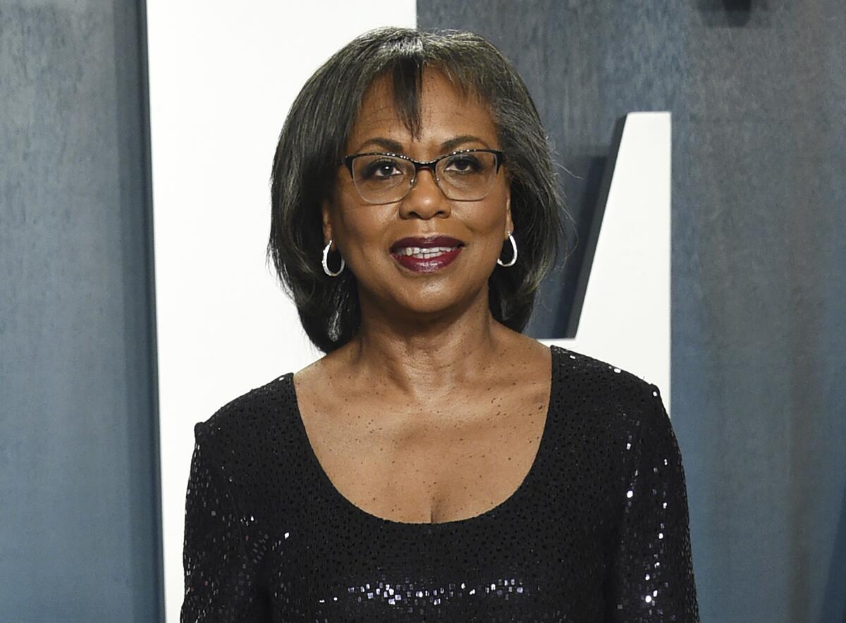 ARCHIVO – La abogada y académica Anita Hill llega a la fiesta de Vanity Fair de los Oscar en Beverly Hills