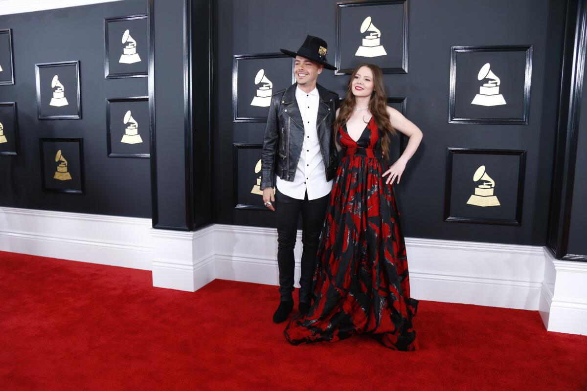 Jesse y Joy durante su paso por la alfombra roja del Grammy; más adelante, ellos mismos recibieron un premio en el rubro de Mejor Álbum Latino de Pop.
