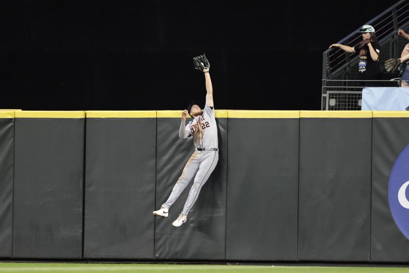 El jardinero central de los Tigres de Detroit Parker Meadows salta para atrapar la bola tras el batazo de Cal Raleigh de los Marineros de Seattle en la octava el miércoles 7 de agosto del 2024. (AP Foto/John Froschauer)