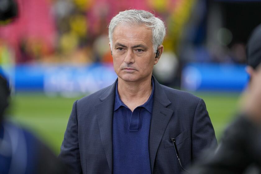 El técnico José Mourinho previo a la final de la Liga de Campeones entre Borussia Dortmund y Real Madrid, el sábado 1 de junio de 2024, en Londres. (AP Foto/Kin Cheung)
