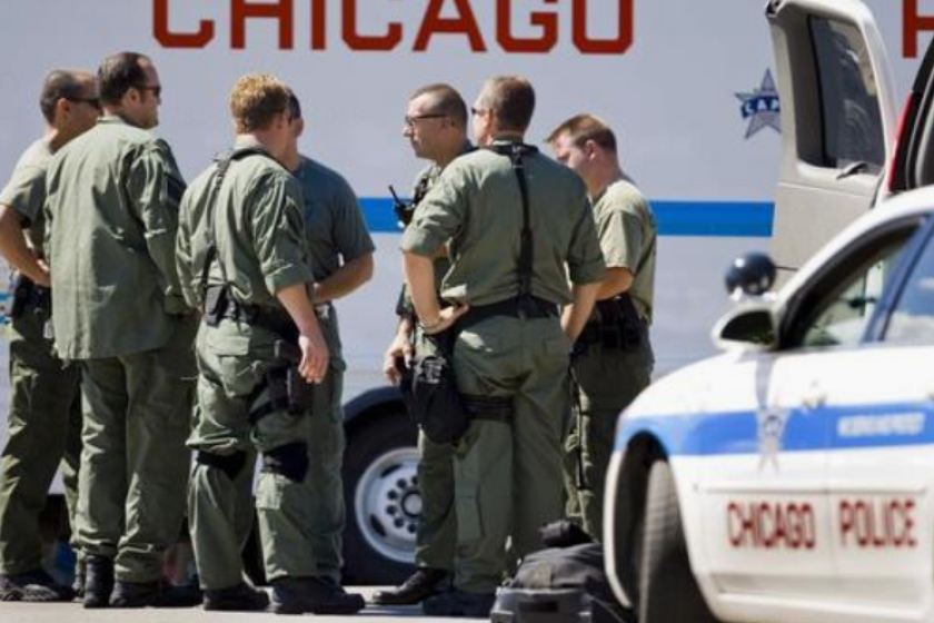 Agentes de la policía de Chicago conversan cerca del banco donde se produjo un atraco el 30 de agosto en Chicago, Estados Unidos. EFE/Tannen Maury/Archivo