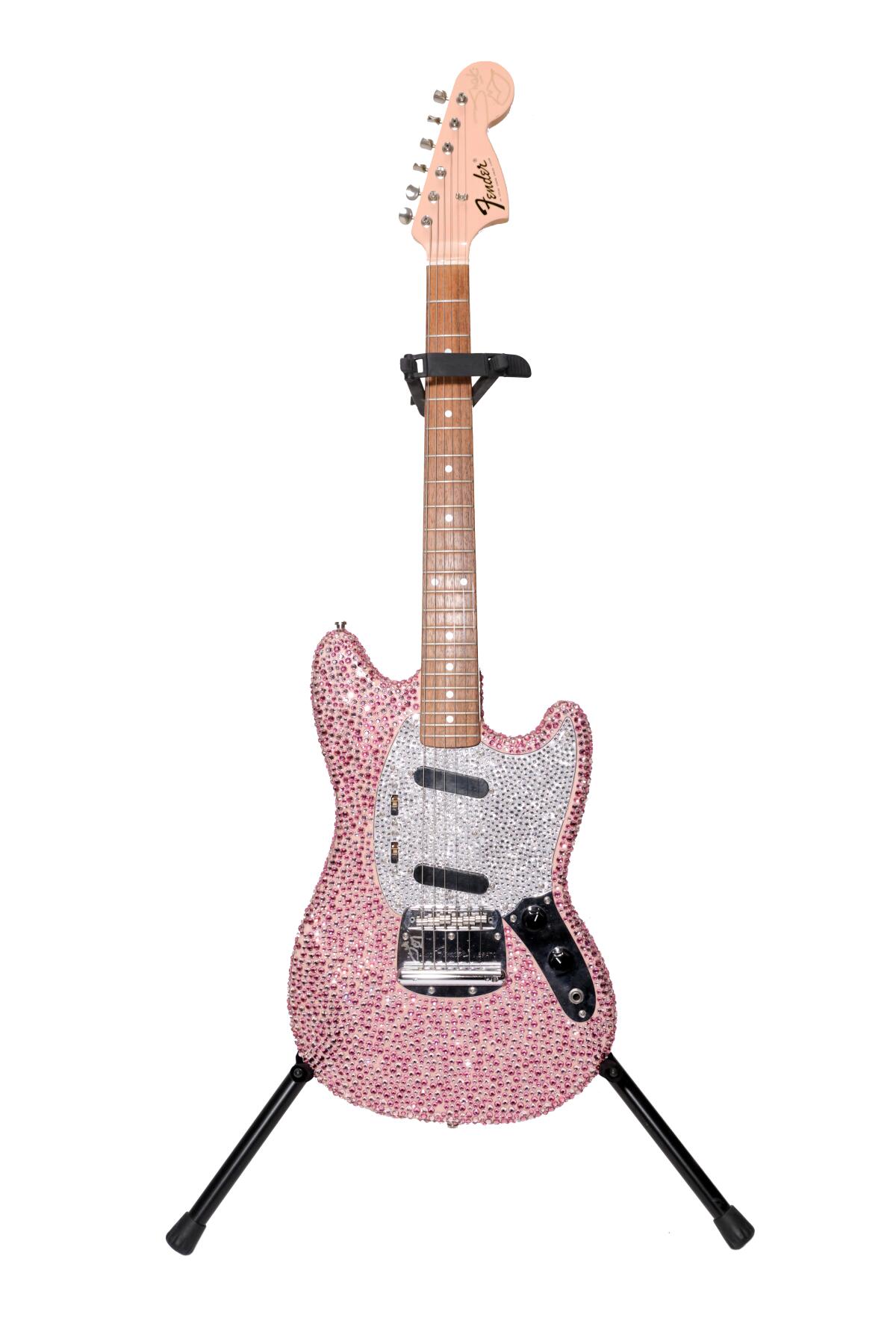 Guitarra Fender Stratocaster, recubierta de cristales rosados 