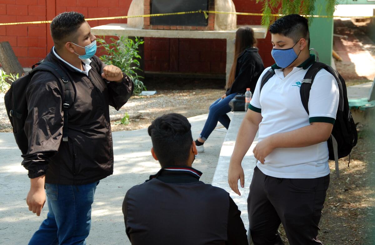 Estudiantes del Plantel Conalep Tijuana II en su primer día de regreso a clases presenciales 