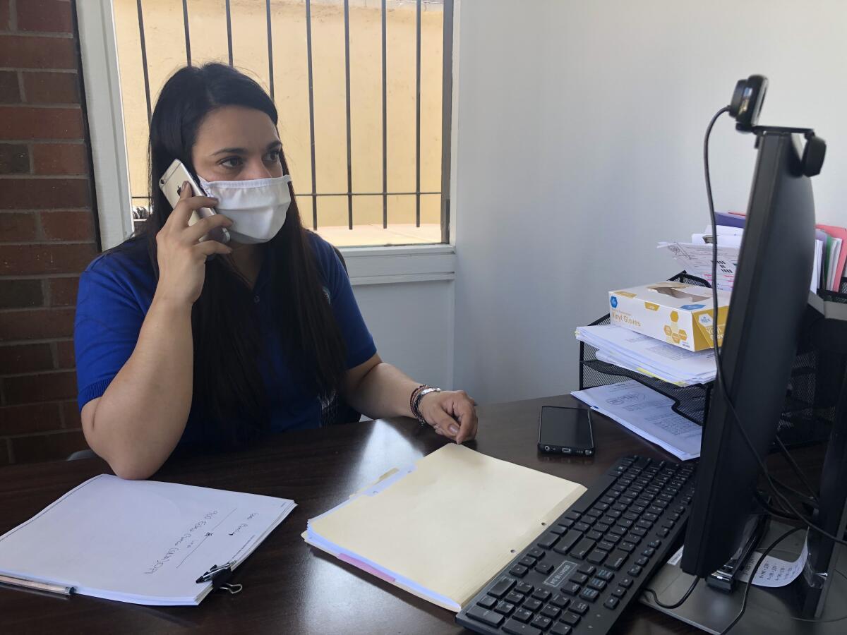 La vicecónsul de Guatemala, Bianka Galindo, atiende el teléfono de emergencia habilitado para programar citas y responder preguntas de diferentes trámites. El número es el 213-271-3897.