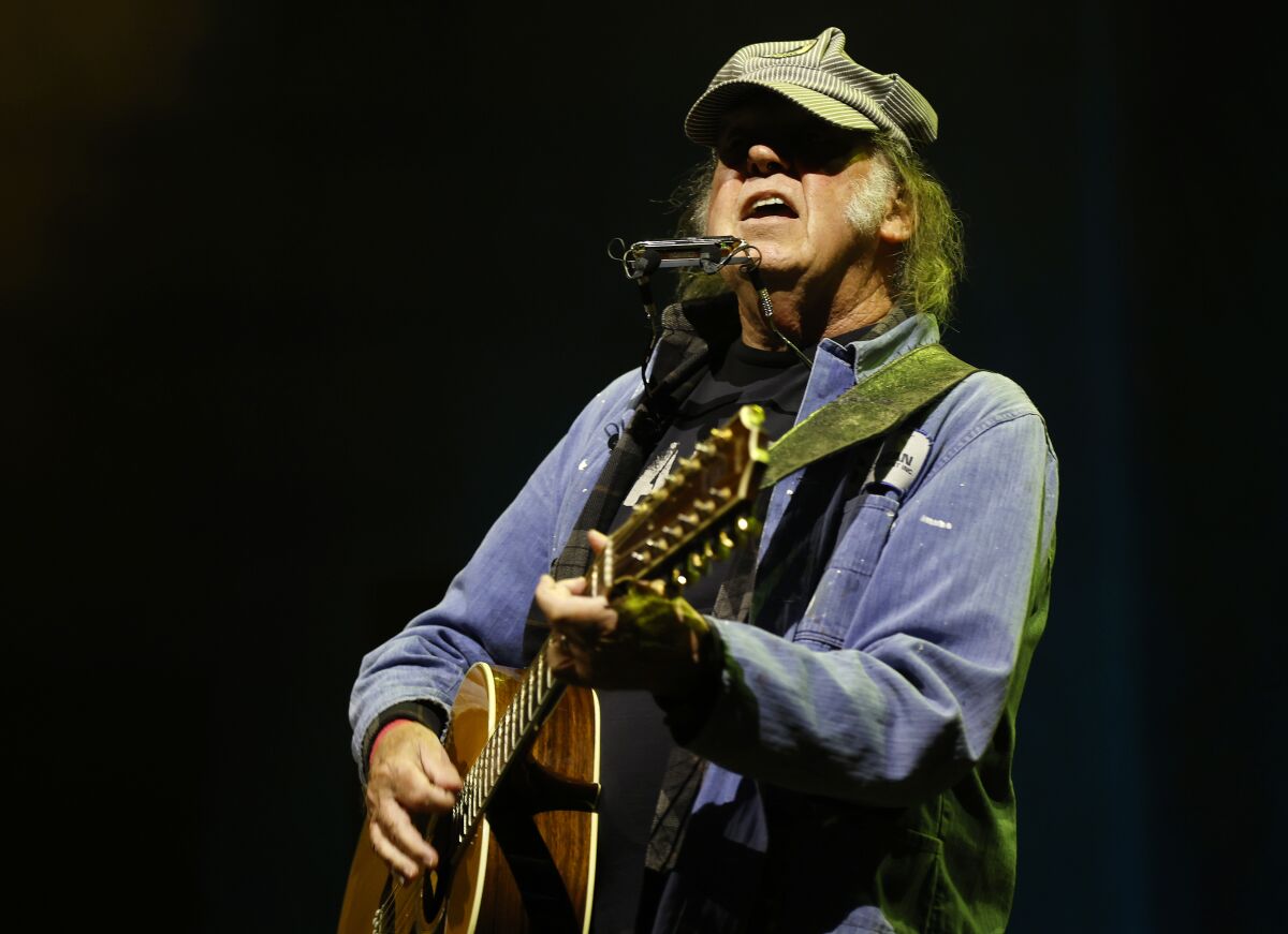 Neil Young delivered singular San Diego solo concert by digging deep ...