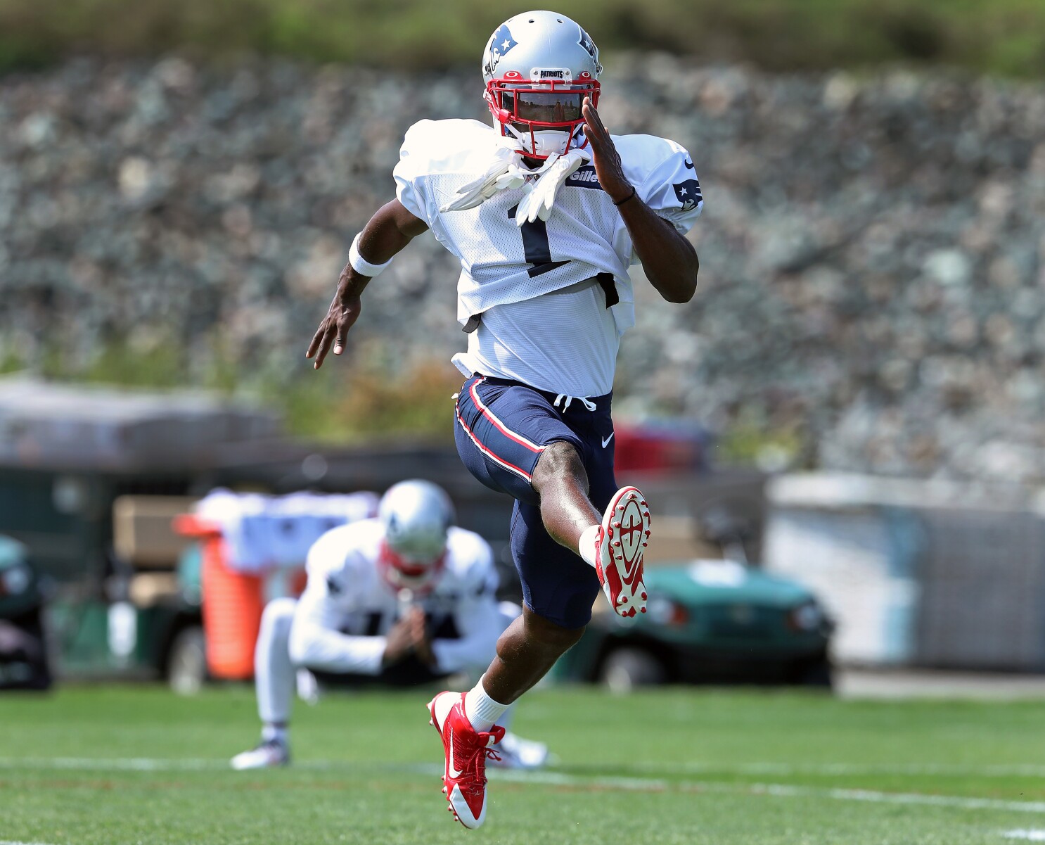 Antonio Brown Will Be Eligible To Play For Patriots On Sunday Los Angeles Times