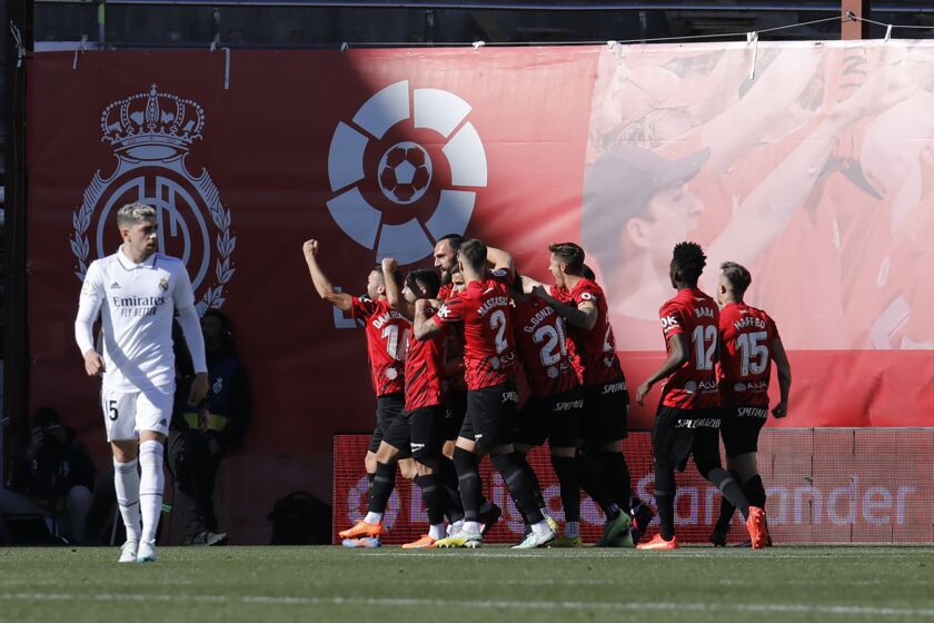 Los jugadores del Mallorca festejan un autogol del Real Madrid durante el partido de La Liga realizado el domingo 5 de febrero de 2023 (AP Foto/Francisco Ubilla)