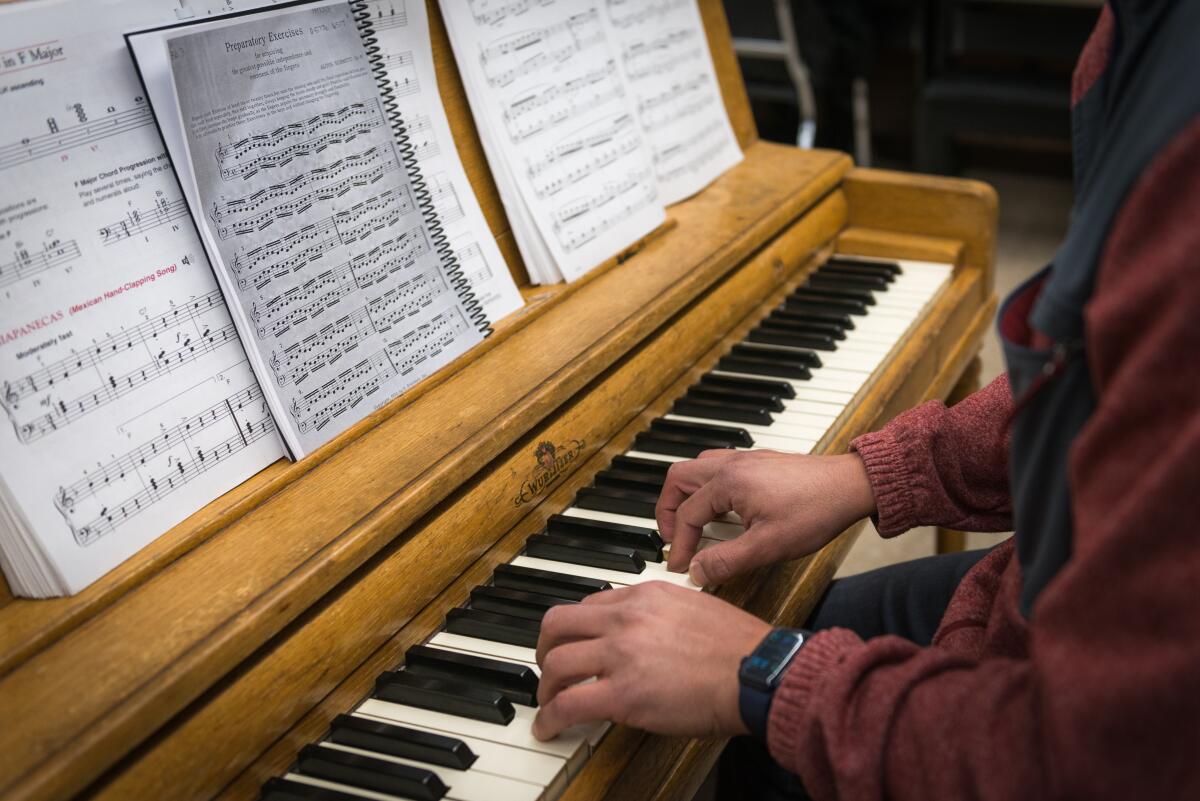 Hombre toca piano