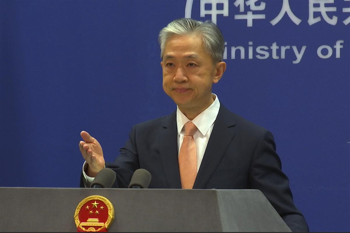 El vocero del ministerio del Exterior chino Wang Wenbin habla en la conferencia de prensa 