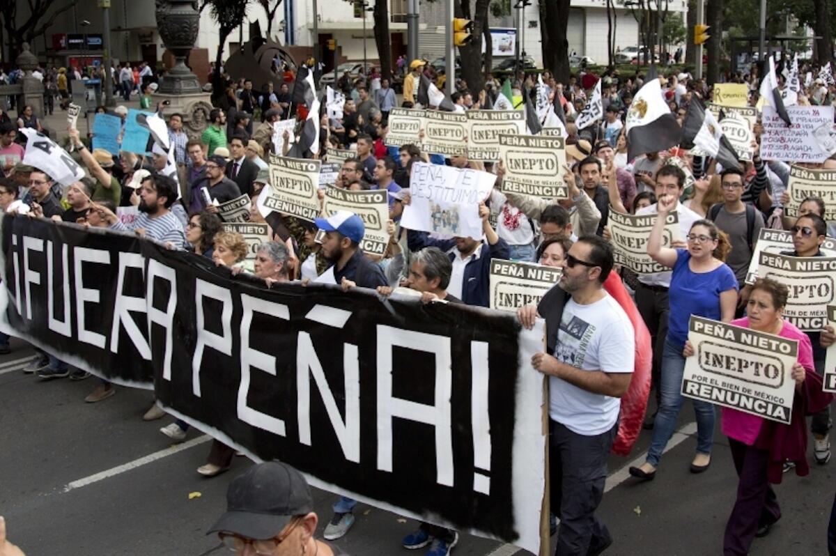 Manifestación pidiendo la renuncia del presidente Enrique Peña Nieto en la histórica avenida Paseo de la Reforma, en el corazón de Ciudad de México.