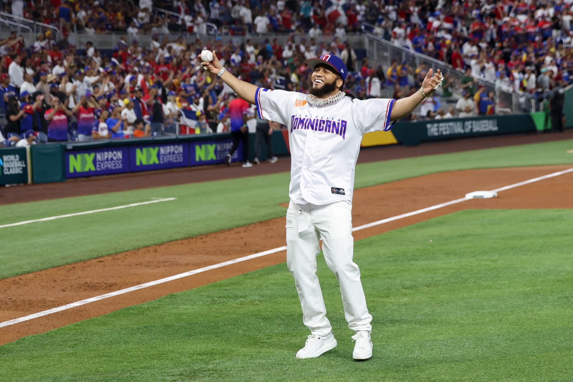 El Alfa apoyando a su equipo de la República Dominicana.