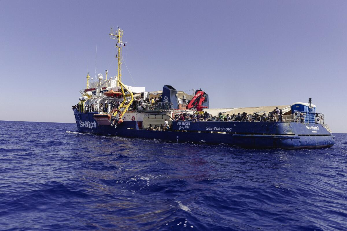 Un barco de la organización humanitaria Sea-Watch con 444 personas a bordo