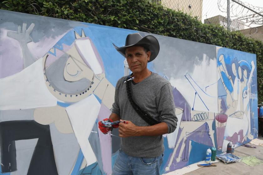 Este es el artista de Texas que se encuentra trabajando en un mural para "Chente".