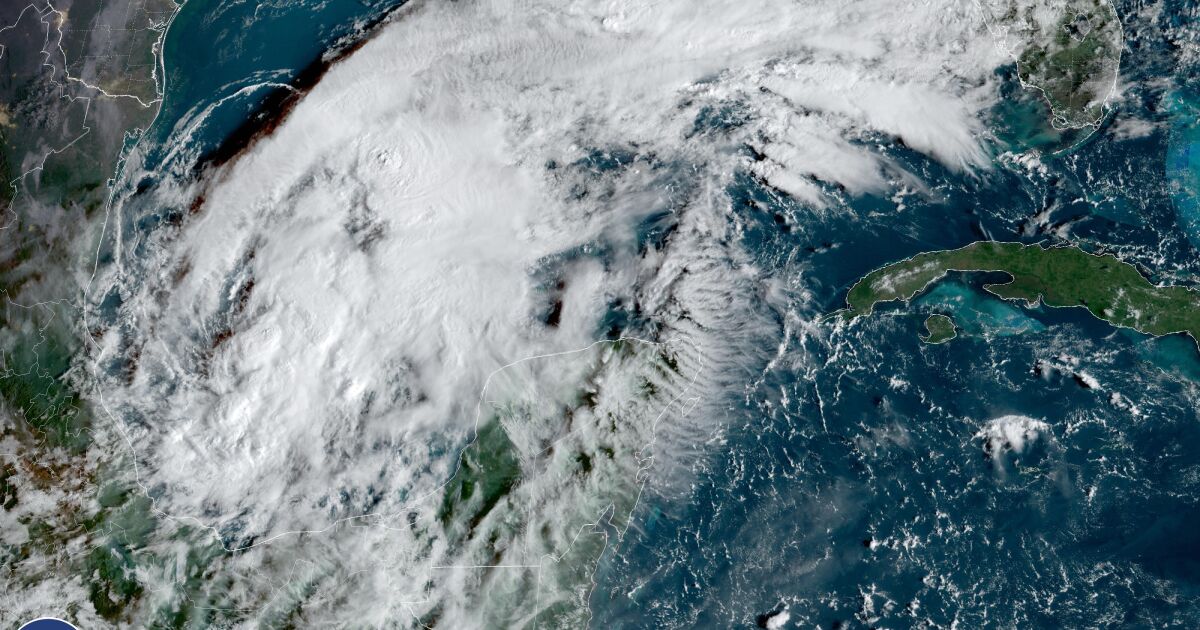 La tormenta tropical Karl gira hacia el sur en el Golfo de México