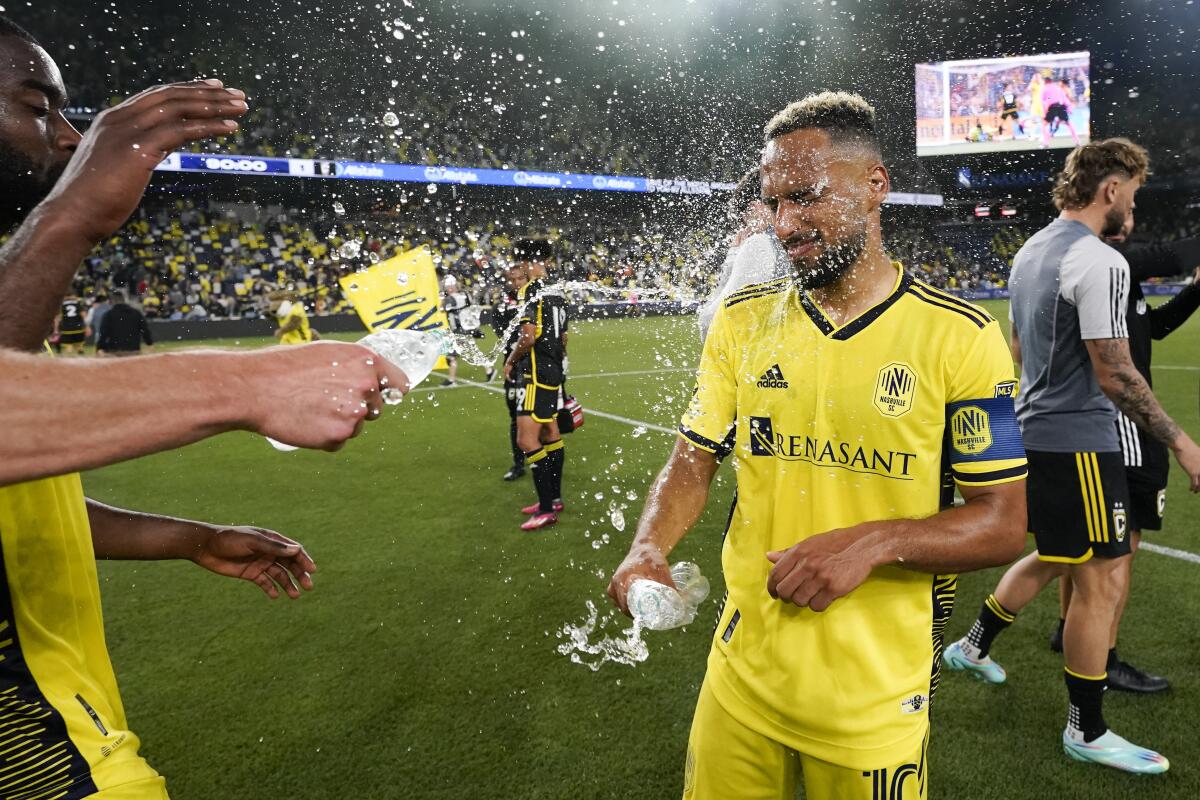 Los jugadores del Nashville SC lanzan agua a su compañero Hany Mukhtar 