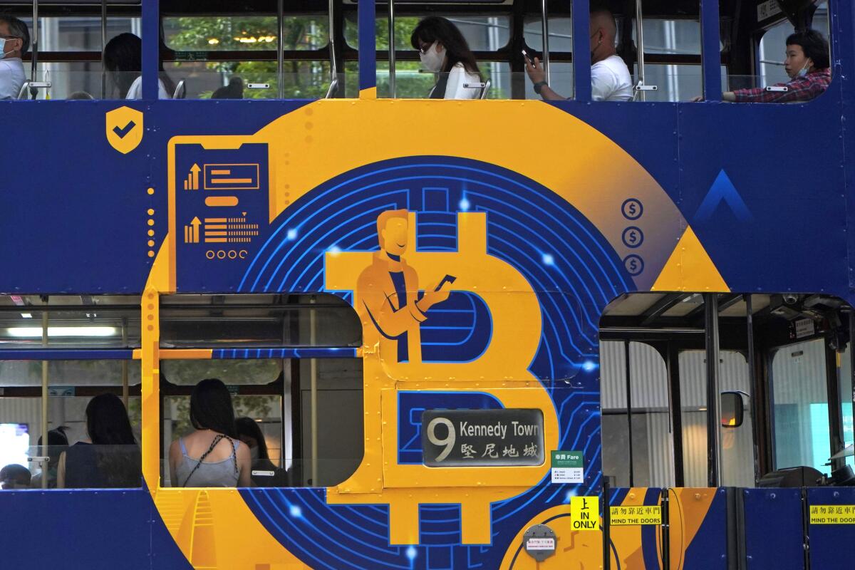 ARCHIVO - Anuncio de la criptomoneda Bitcoin en un tranvía, el 12 de mayo de 2021, 