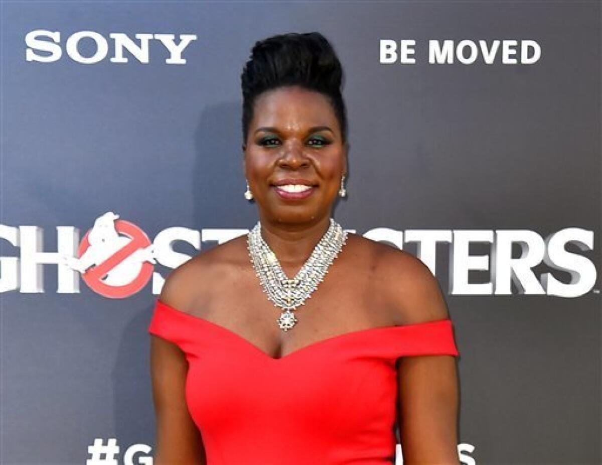 En esta fotografía de archivo del 9 de julio de 2016, Leslie Jones llega al estreno en Los Ángeles de "Ghostbusters". Sin desanimarse por el hackeo de su cibersitio personal, Jones regresó a Twitter para prometer que ella "siempre se pondrá de pie de nuevo". El domingo 4 de septiembre de 2016 le dijo a sus seguidores que ella está "taaaaaaan bien, realmente", y añadió que ella siempre será chistosa.