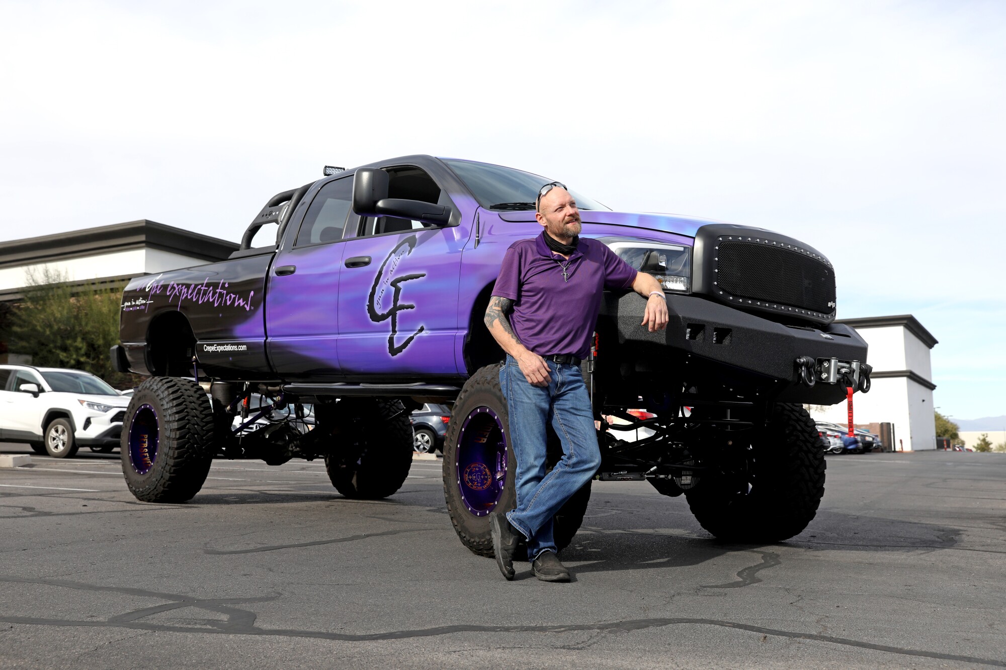 Lou Remillard junto a la Dodge 2500 del 2006 modificada 