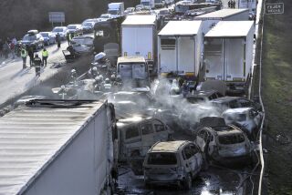 Bomberos trabajan entre los autos en un choque múltiple en la autopista M1 cerca de Herceghalom, Hungría. sábado 11 de marzo de 2023.(Peter Lakatos/MTI via AP)