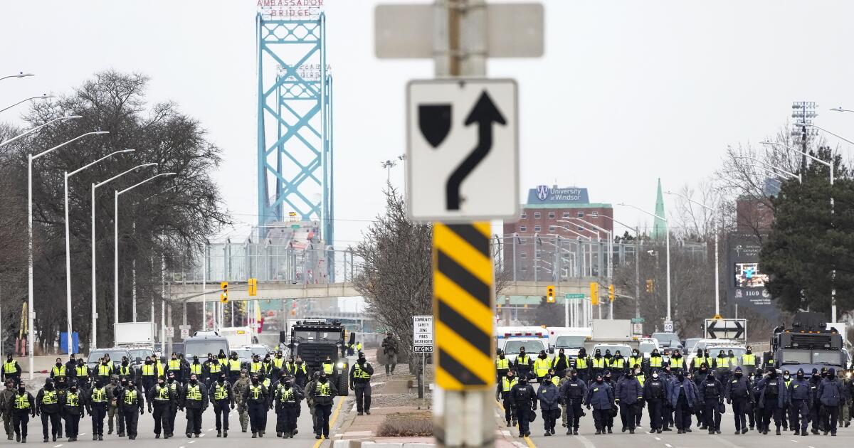 Canadian police lift border blockade, make arrests